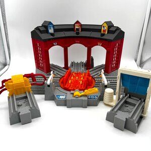 Fisher Price GeoTrax Workin' Roundhouse Train Depot Wash Gas Pump Toy